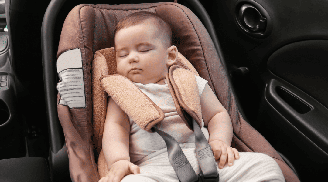 Bambino sul seggiolino in auto Bambino sul seggiolino in auto