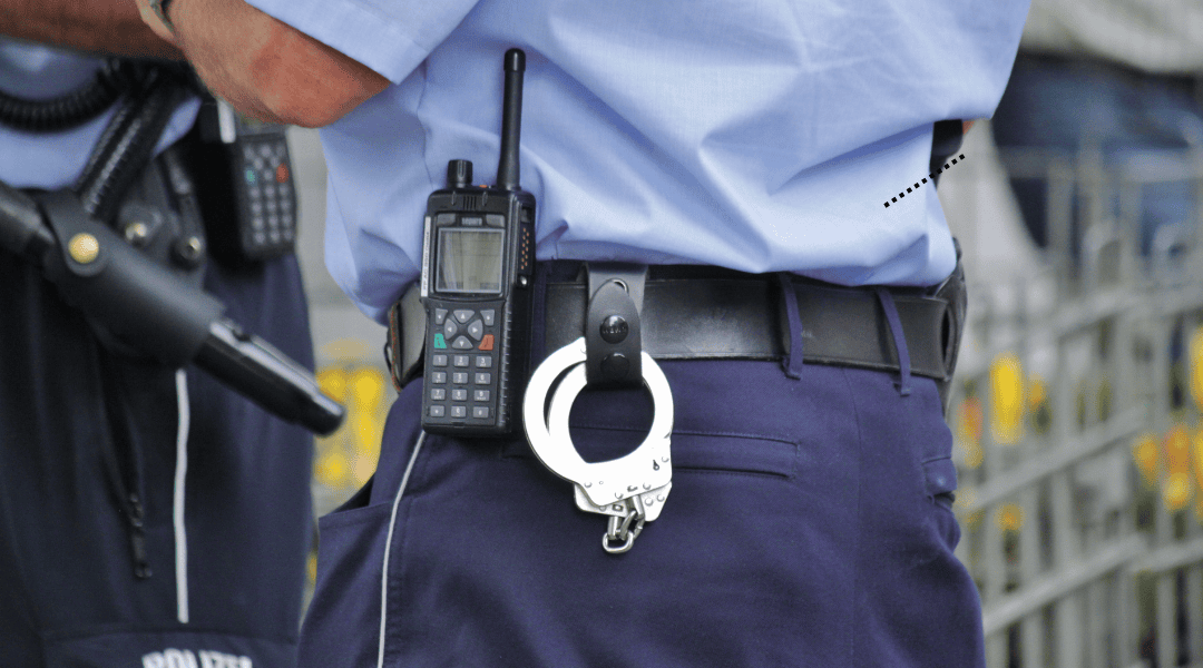 ligio e integerrimo poliziotto con manette