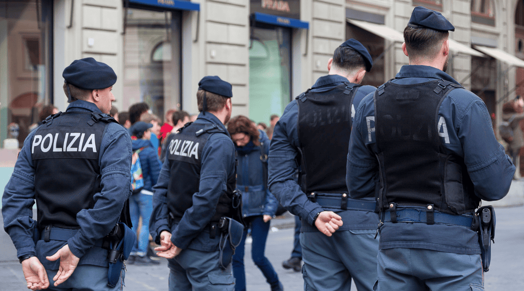 dieci poliziotti contro una donna con bambino dieci poliziotti contro una donna con bambino
